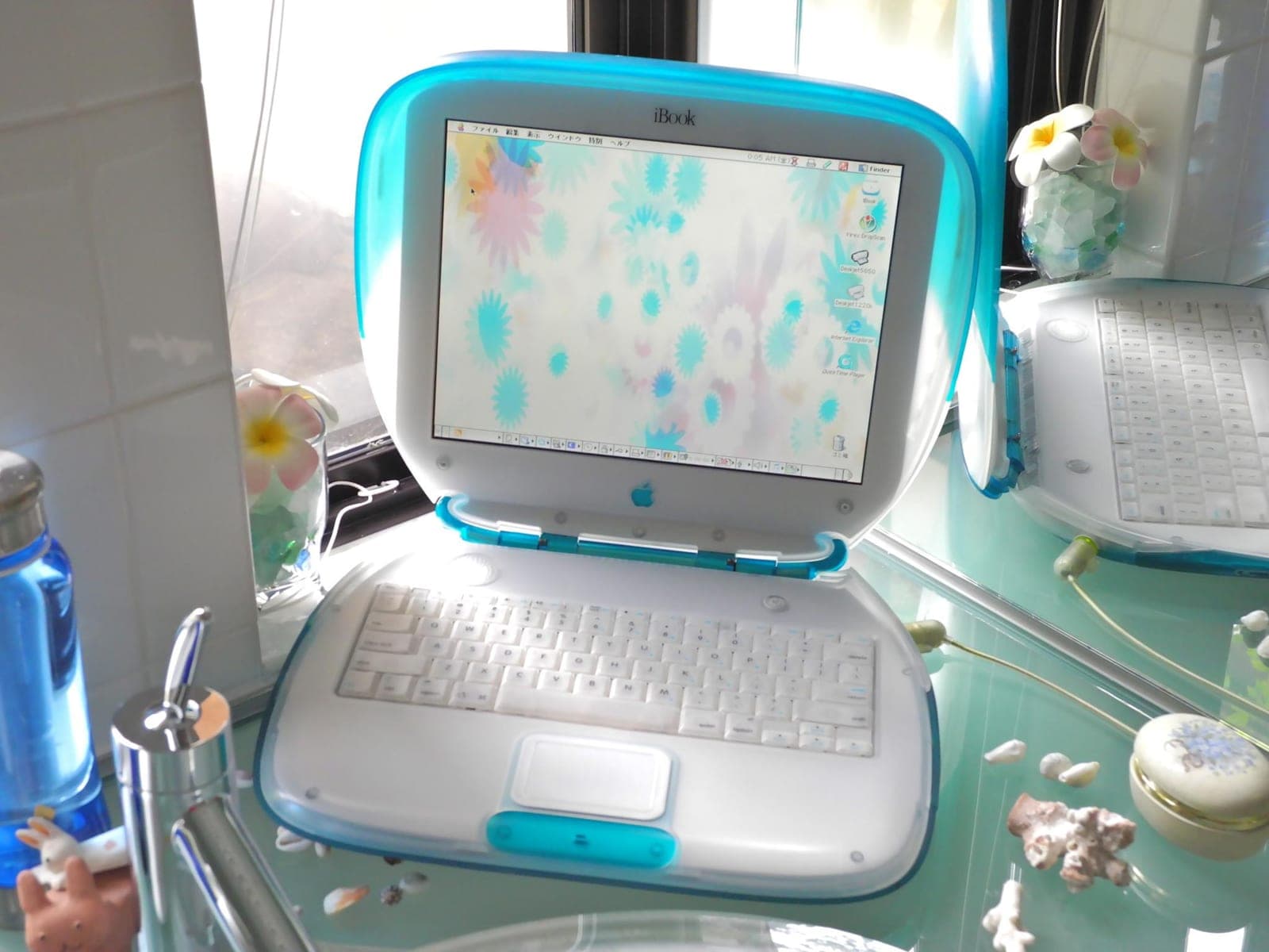 Clamshell iBook G3 at a three-quarter angle